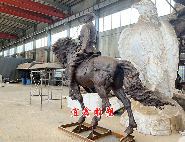 騎馬人物銅雕側面
